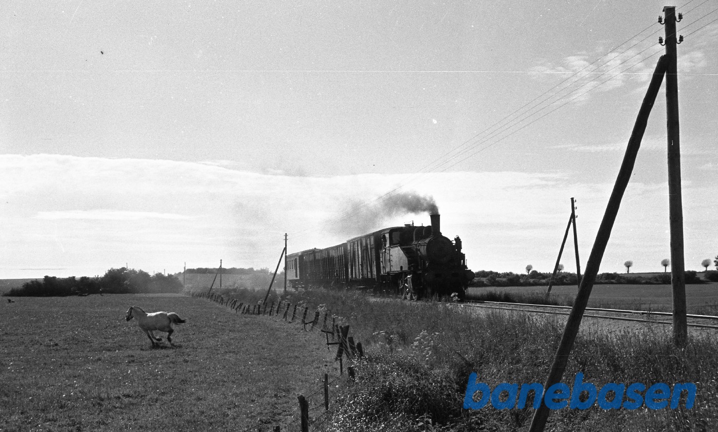 OKMJ nr. 15 med godstog til Odense, kort før Røjle OKMJ nr. 15 med godstog til Odense, kort før Røjle