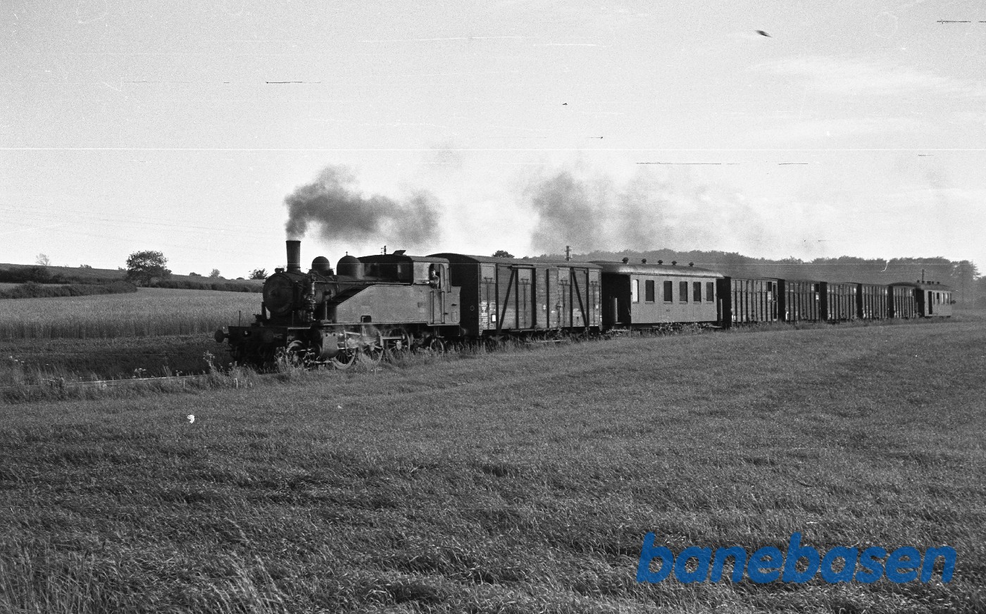 OKMJ nr. 15 med godstog til Odense, kort før Nymark OKMJ nr. 15 med godstog til Odense, kort før Nymark