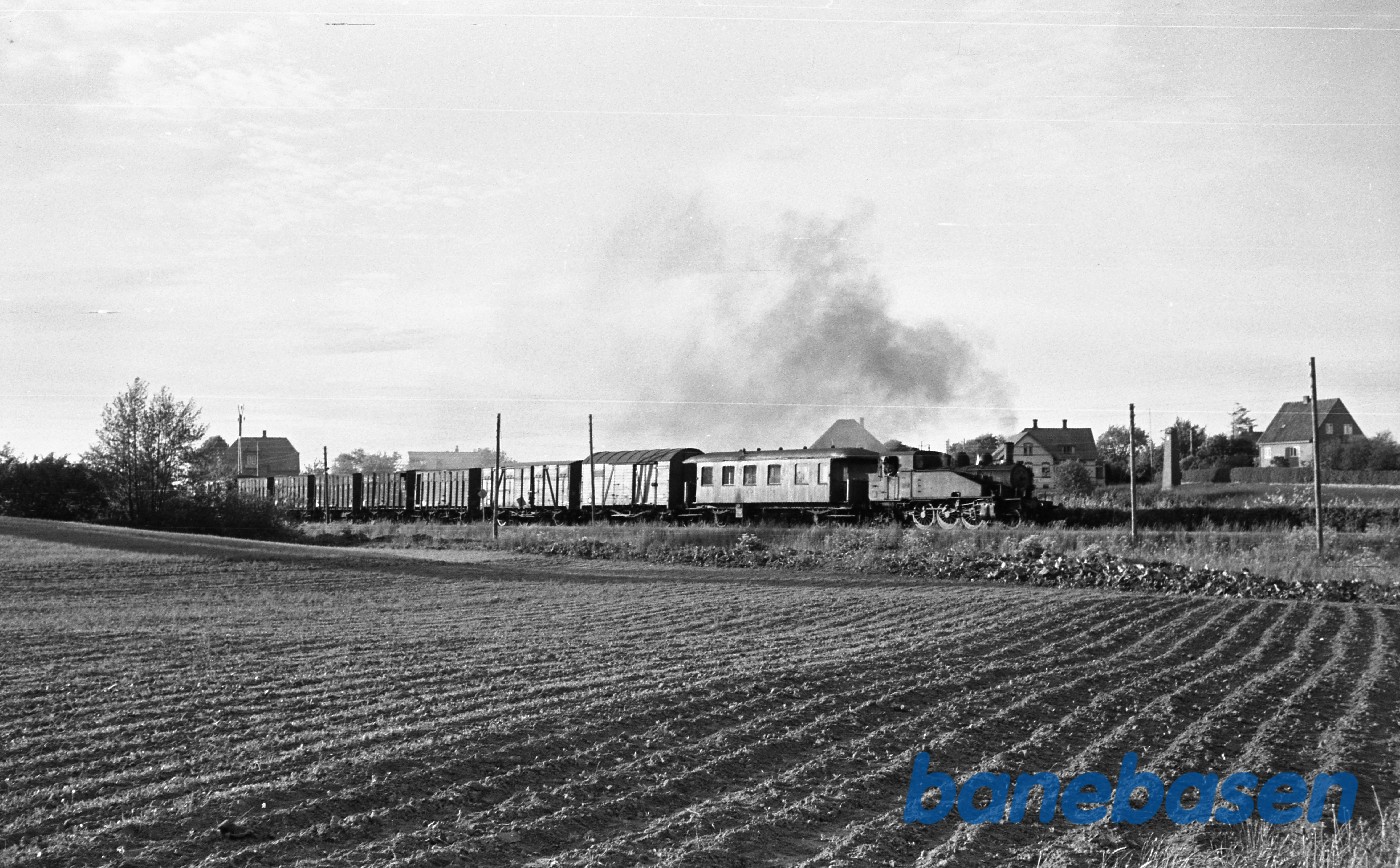 OKMJ nr. 15 med godstog til Odense under udkørsel OKMJ nr. 15 med godstog til Odense under udkørsel