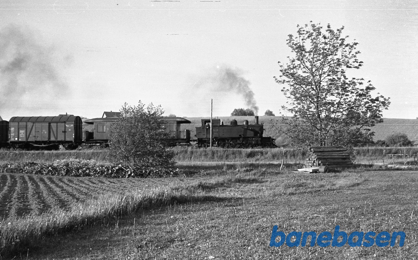 OKMJ nr. 15 med godstog til Odense under udkørsel OKMJ nr. 15 med godstog til Odense under udkørsel