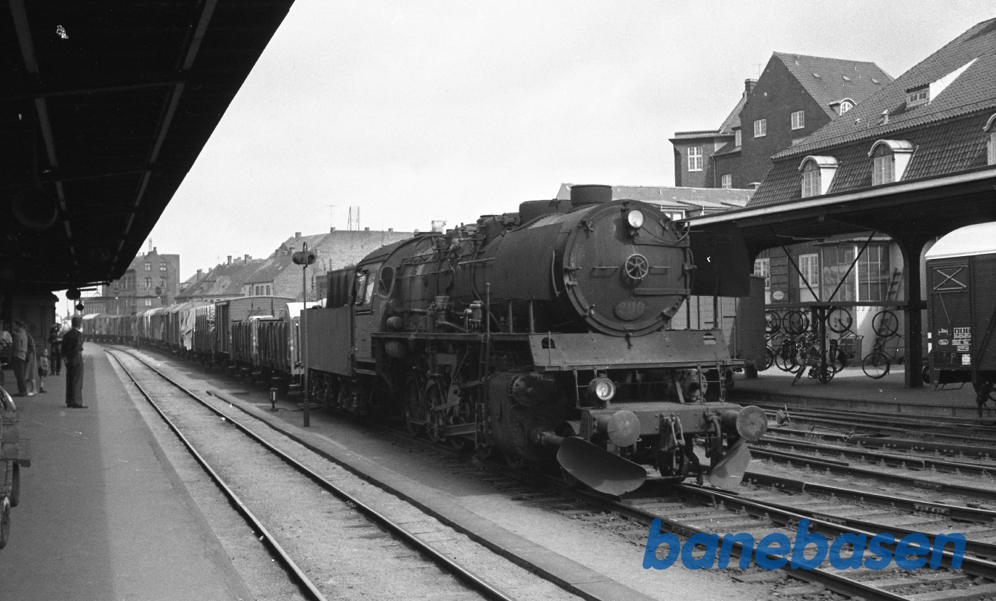 N 206 med godstog under indkørsel fra Nyborg N 206 med godstog under indkørsel fra Nyborg