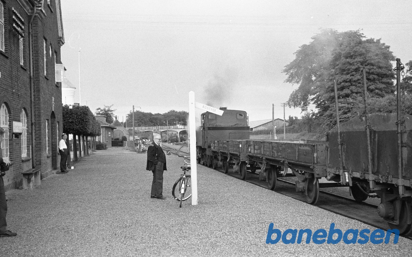 OKMJ nr. 15 rangerer med godstog OKMJ nr. 15 rangerer med godstog