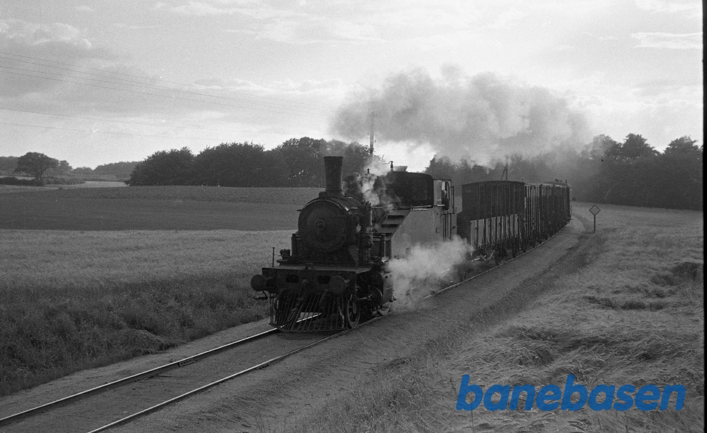 OKMJ nr. 15 med godstog til Odense, kort før Nymark OKMJ nr. 15 med godstog til Odense, kort før Nymark