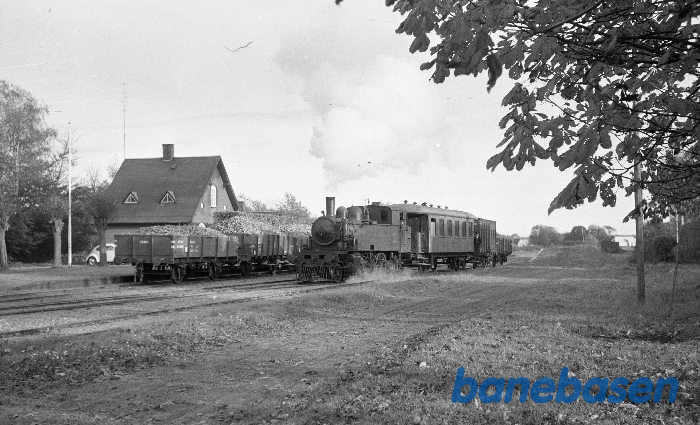 Damplokomotiv nr. 14 rangerer med godstog Damplokomotiv nr. 14 rangerer med godstog