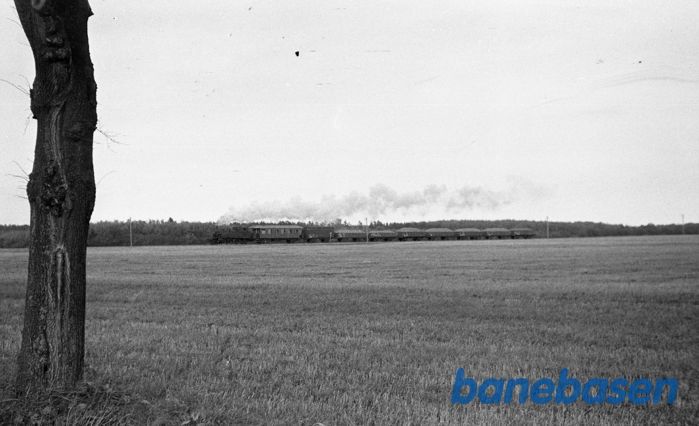 Damplokomotiv nr. 14 med godstog til Odense, kort efter Ladby Damplokomotiv nr. 14 med godstog til Odense, kort efter Ladby