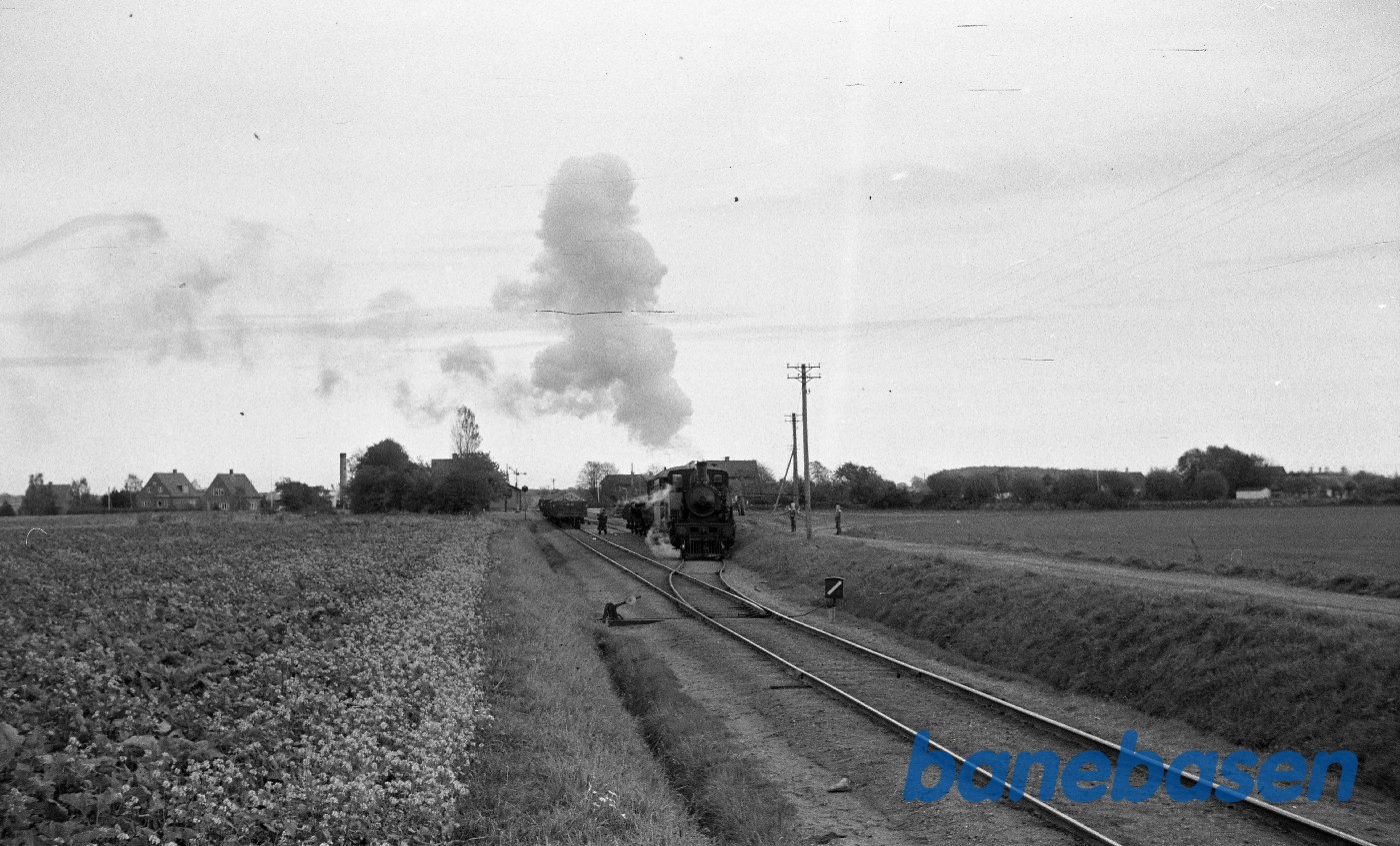 Damplokomotiv nr. 14 rangerer med godstog Damplokomotiv nr. 14 rangerer med godstog