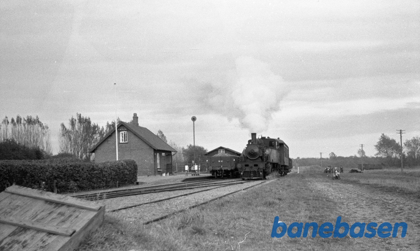 Damplokomotiv nr. 14 rangerer med godstog Damplokomotiv nr. 14 rangerer med godstog