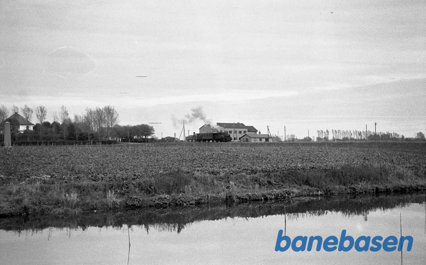 Damplokomotiv nr. 14 rangerer med godstog Damplokomotiv nr. 14 rangerer med godstog