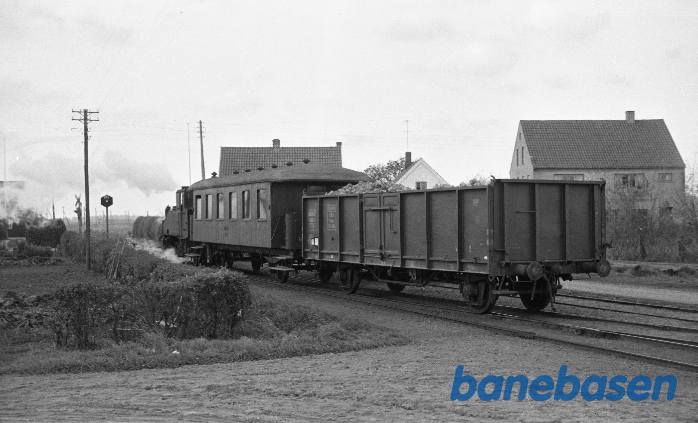 Damplokomotiv nr. 14 rangerer med godstog Damplokomotiv nr. 14 rangerer med godstog