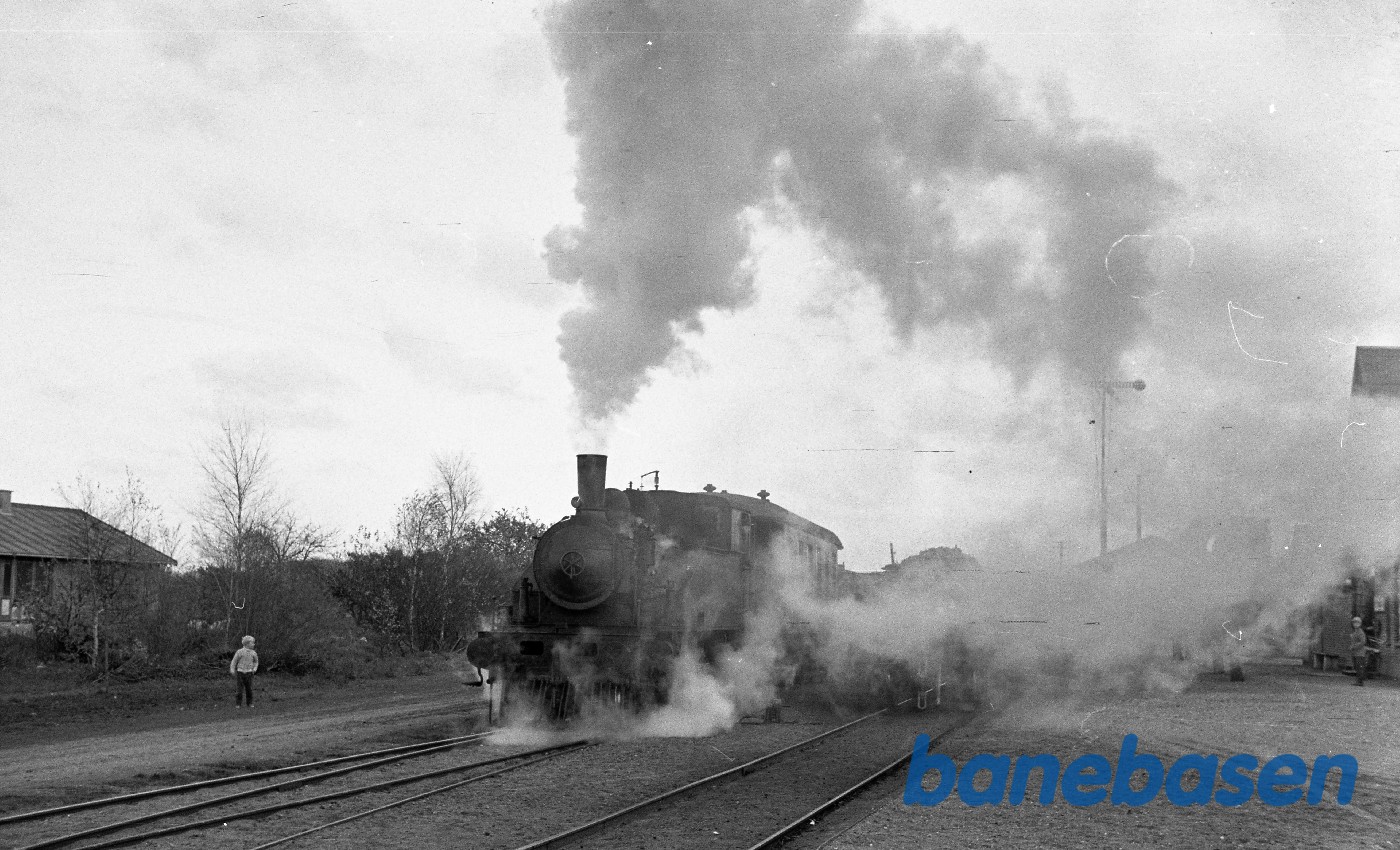 Damplokomotiv nr. 14 rangerer med godstog Damplokomotiv nr. 14 rangerer med godstog