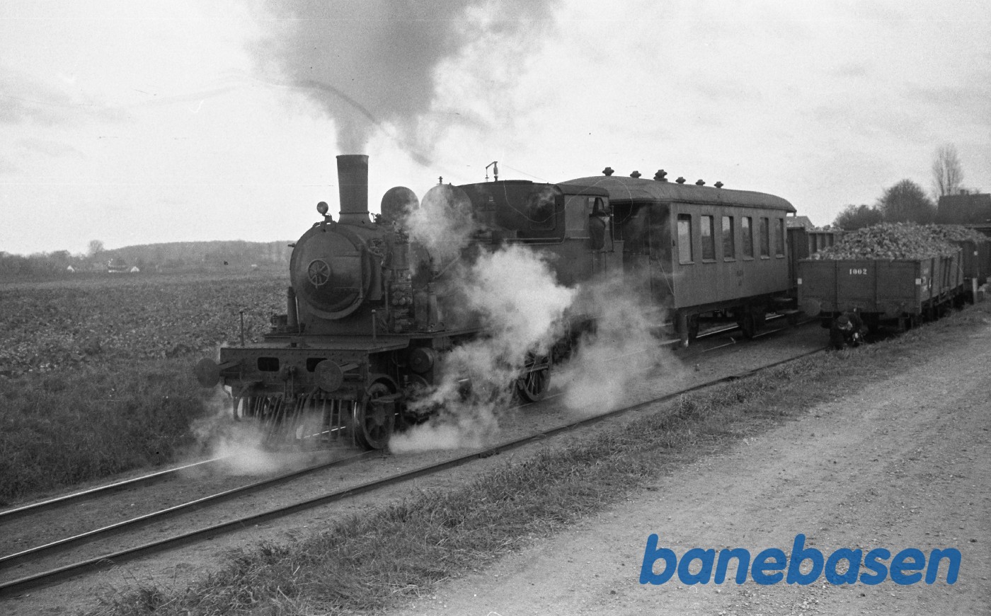 Damplokomotiv nr. 14 rangerer med godstog Damplokomotiv nr. 14 rangerer med godstog