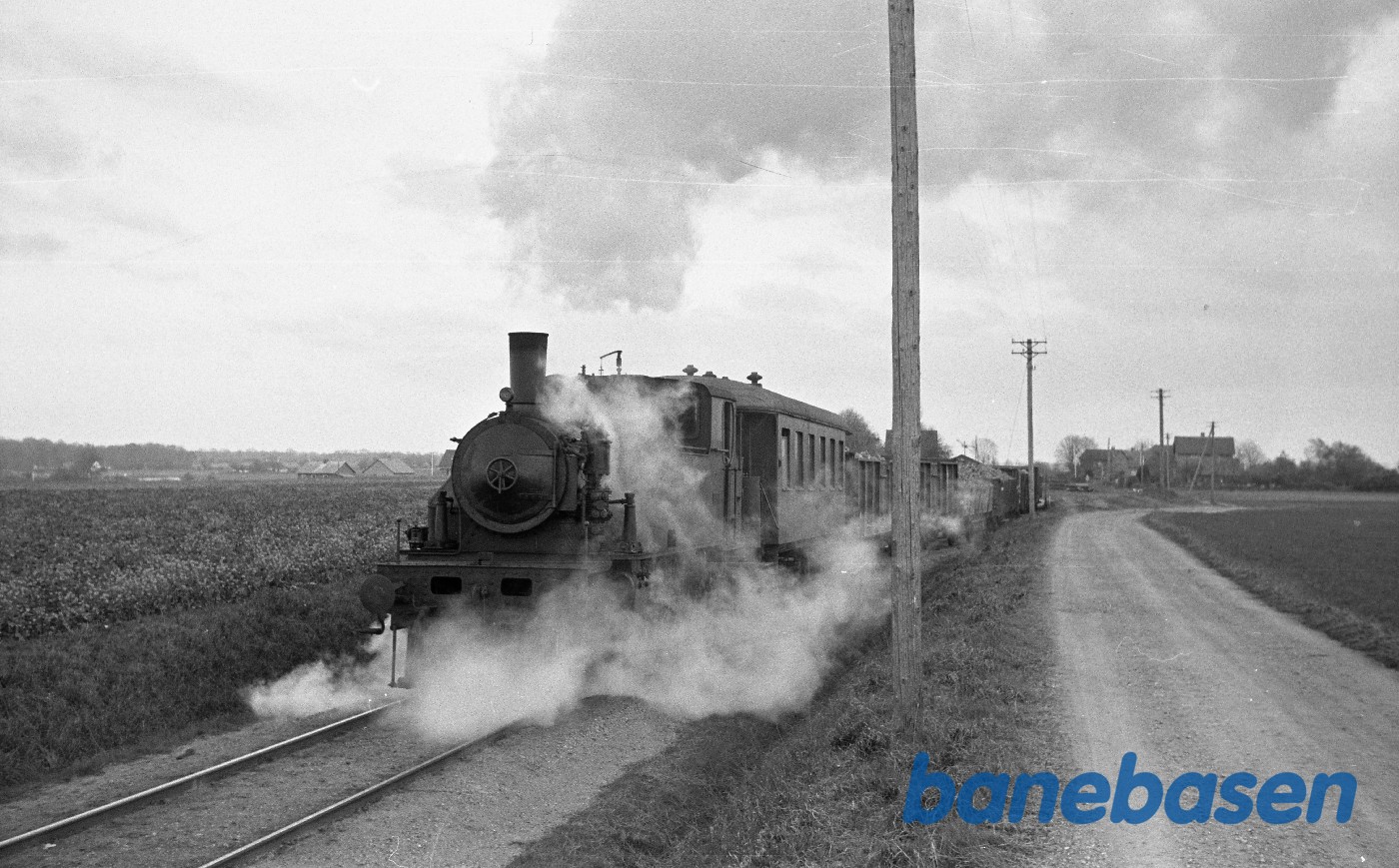 Damplokomotiv nr. 14 rangerer med godstog Damplokomotiv nr. 14 rangerer med godstog