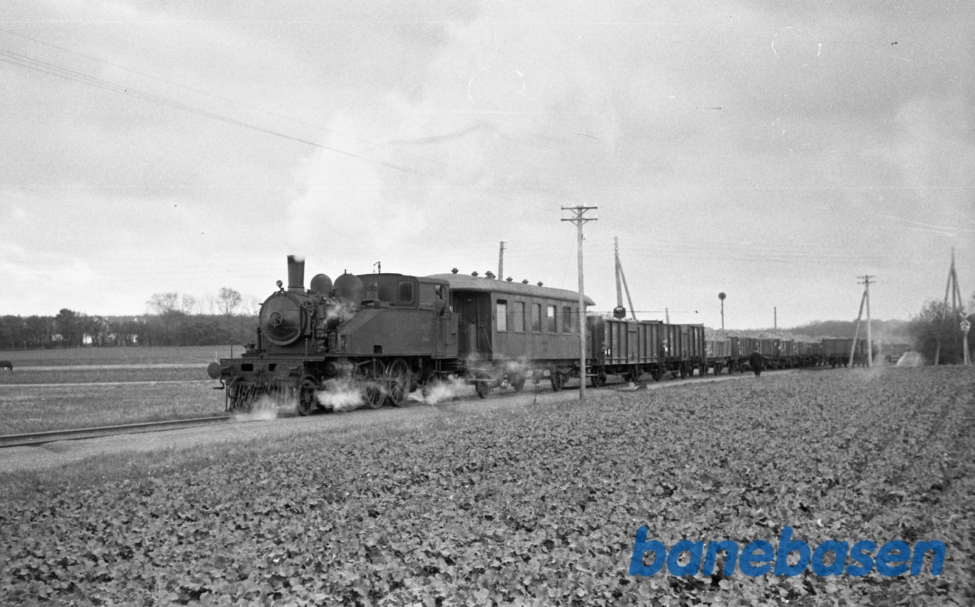 Damplokomotiv nr. 14 rangerer med godstog Damplokomotiv nr. 14 rangerer med godstog