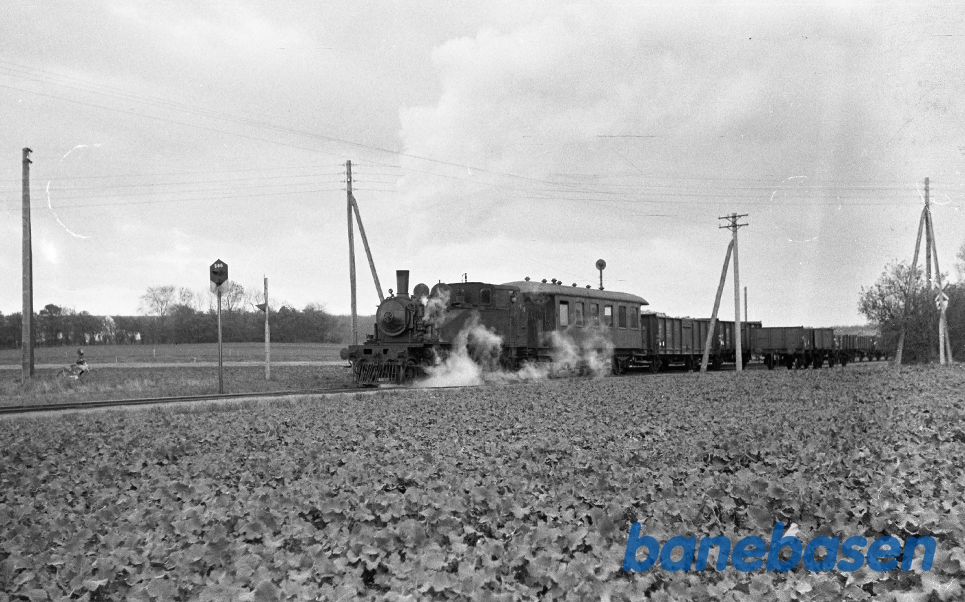 Damplokomotiv nr. 14 rangerer med godstog Damplokomotiv nr. 14 rangerer med godstog