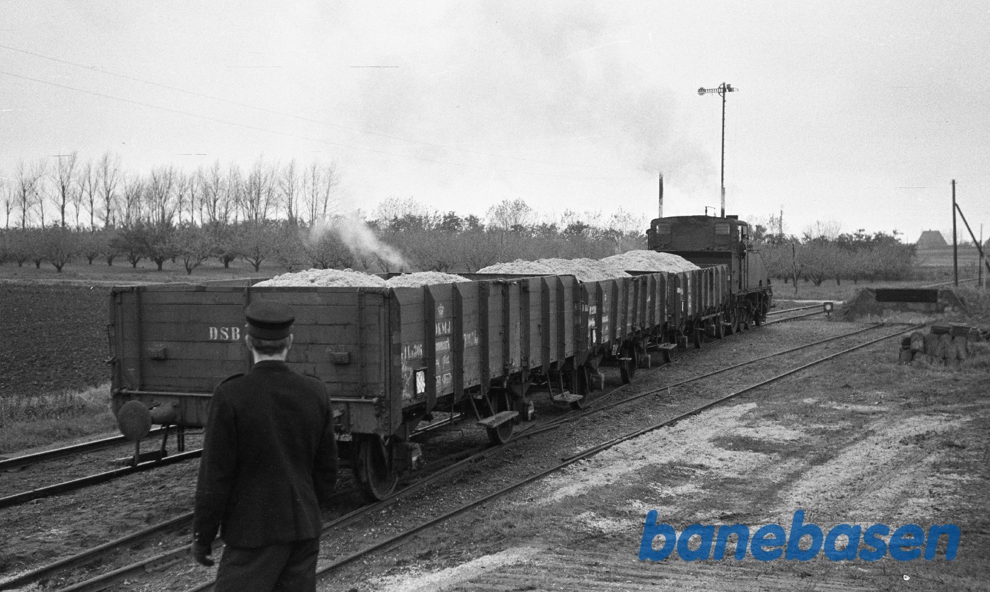 Damplokomotiv nr. 14 rangerer med godstog Damplokomotiv nr. 14 rangerer med godstog