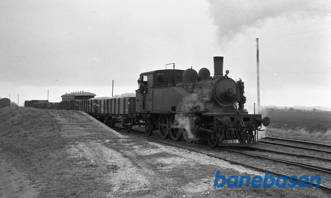 Damplokomotiv nr. 14 rangerer med godstog Damplokomotiv nr. 14 rangerer med godstog