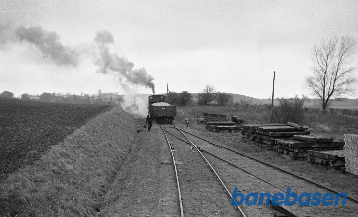 Damplokomotiv nr. 14 rangerer med godstog Damplokomotiv nr. 14 rangerer med godstog