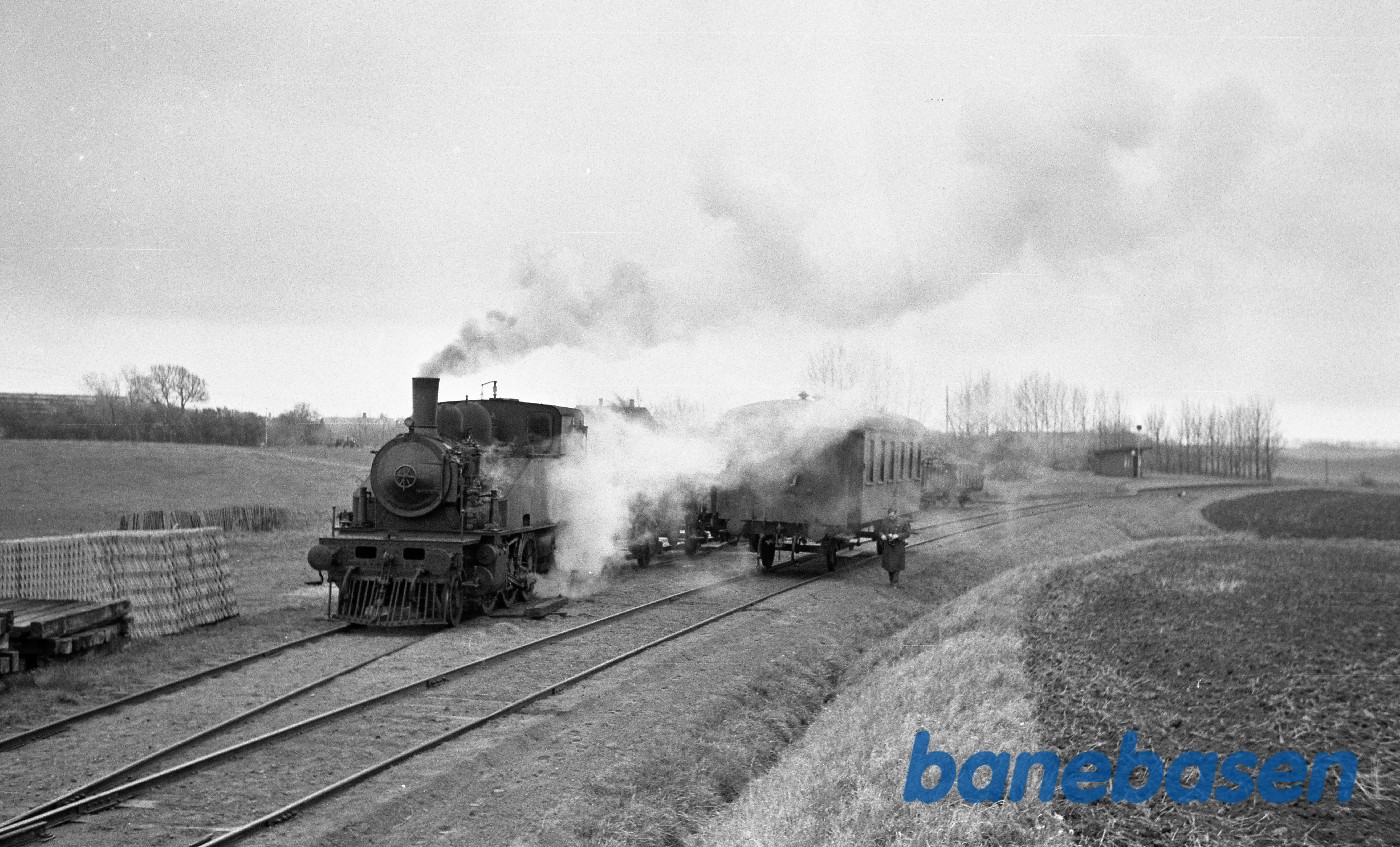Damplokomotiv nr. 14 rangerer med godstog Damplokomotiv nr. 14 rangerer med godstog
