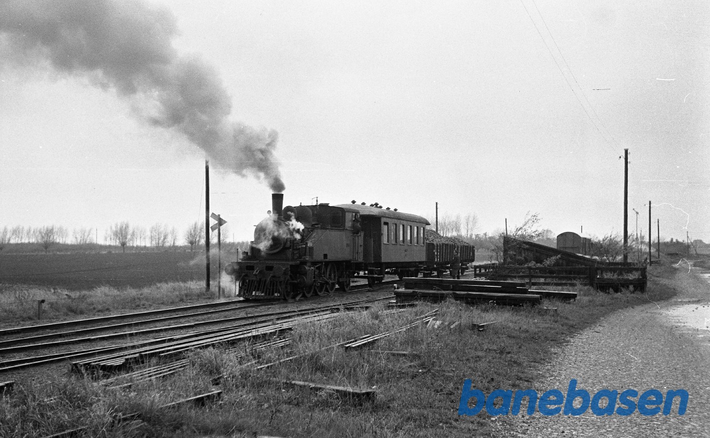 Damplokomotiv nr. 14 rangerer med godstog Damplokomotiv nr. 14 rangerer med godstog