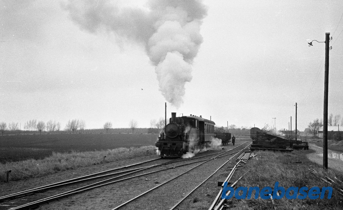 Damplokomotiv nr. 14 rangerer med godstog Damplokomotiv nr. 14 rangerer med godstog