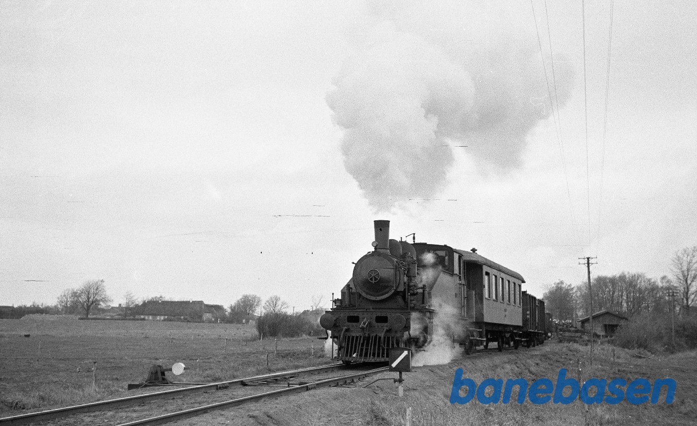 Damplokomotiv nr. 14 rangerer med godstog rangerer til sidesporet for krydsning Damplokomotiv nr. 14 rangerer med godstog rangerer til sidesporet for krydsning