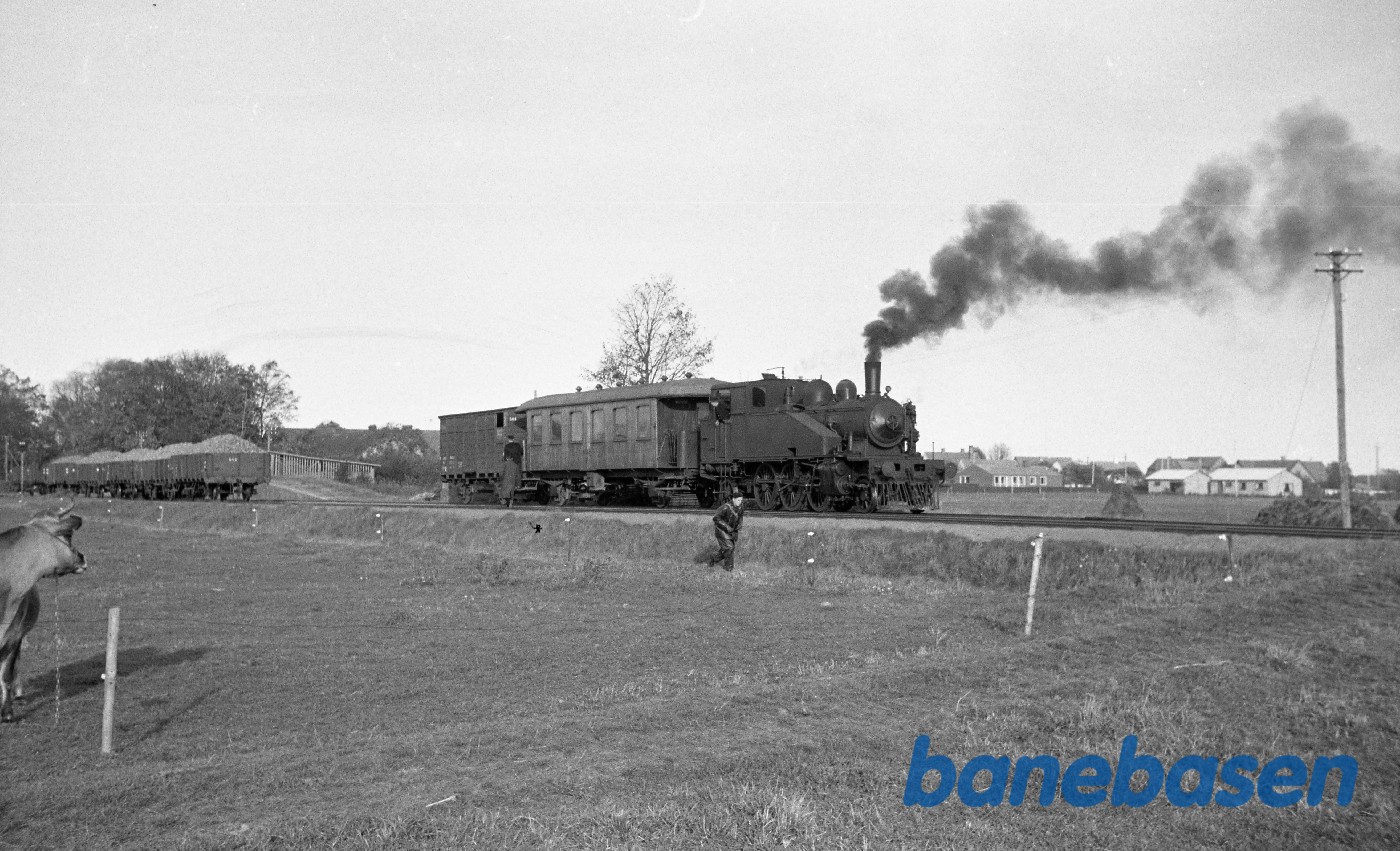 Damplokomotiv nr. 14 rangerer med godstog Damplokomotiv nr. 14 rangerer med godstog