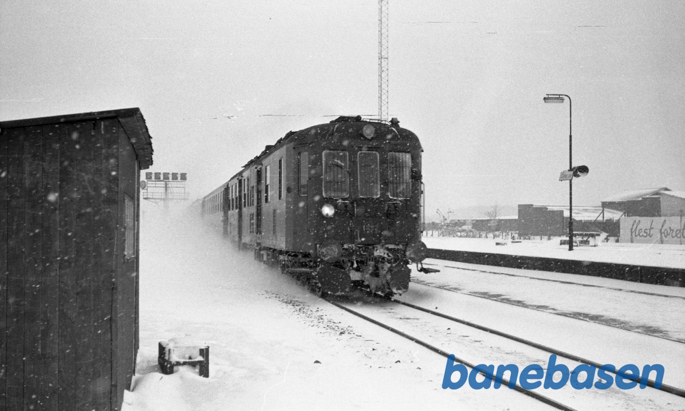 MO 1827 med lyntog under indkørsel fra Fredericia MO 1827 med lyntog under indkørsel fra Fredericia