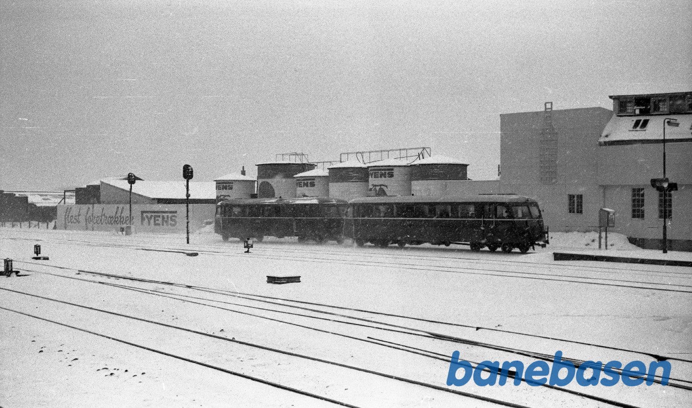 Skinnebus-tog under indkørsel fra Bogense Skinnebus-tog under indkørsel fra Bogense