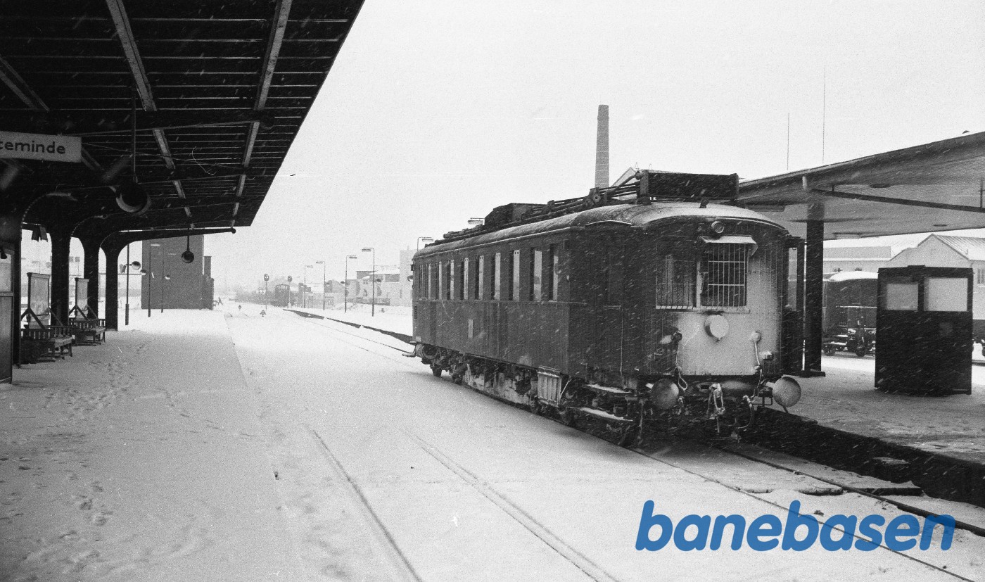 MD-motorvogn til Brenderup ved perron MD-motorvogn til Brenderup ved perron