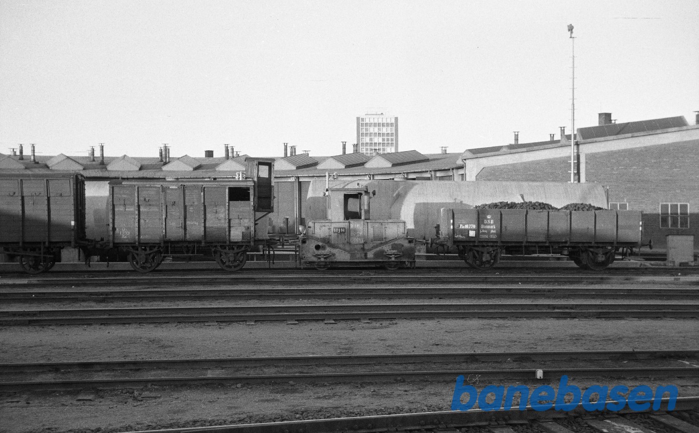 Rangertraktor ex AHTJ MT 1 mellem OKMJ QA 1333 og DSB PJB 16770 Rangertraktor ex AHTJ MT 1 mellem OKMJ QA 1333 og DSB PJB 16770