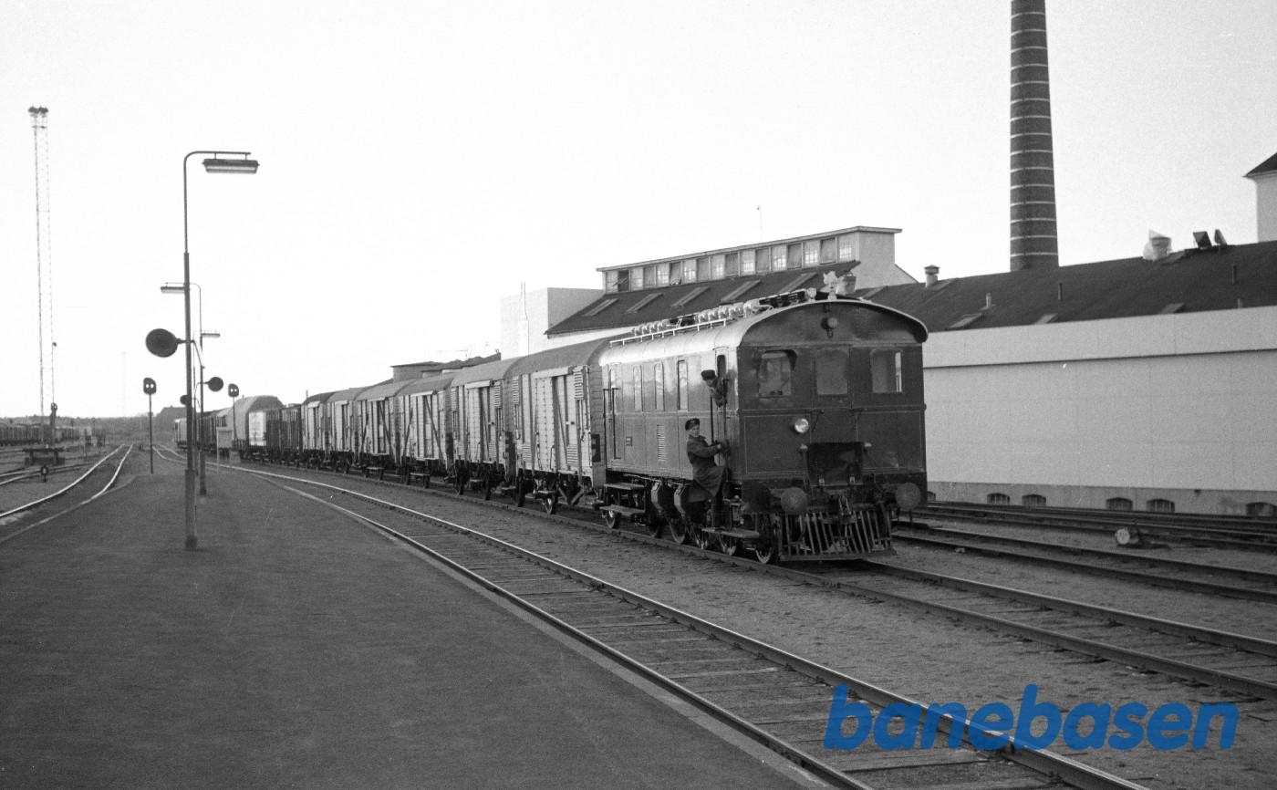 MV 10 med godstog under indkørsel MV 10 med godstog under indkørsel