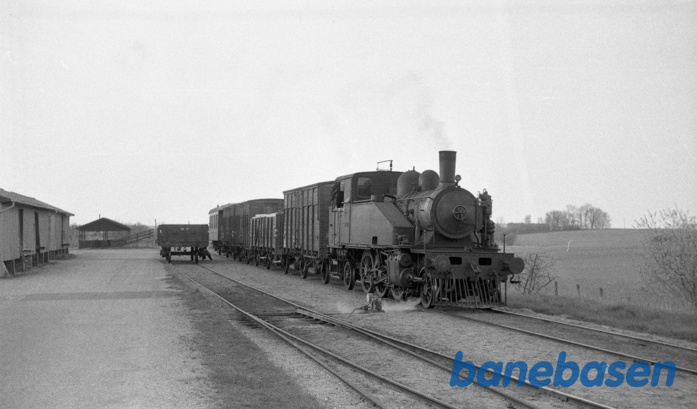 OKMJ nr. 14 rangerer med godstog til Odense OKMJ nr. 14 rangerer med godstog til Odense
