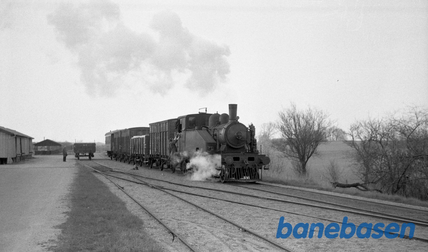 OKMJ nr. 14 rangerer med godstog til Odense OKMJ nr. 14 rangerer med godstog til Odense