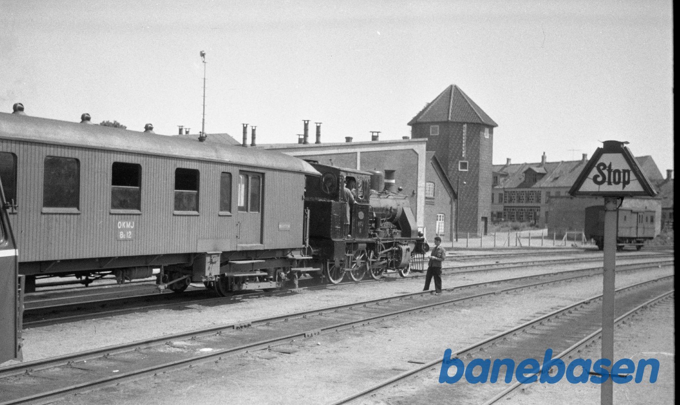 Damplokomotiv nr. 3 rangerer med personvogne fra skoleudflugts-tog Damplokomotiv nr. 3 rangerer med personvogne fra skoleudflugts-tog