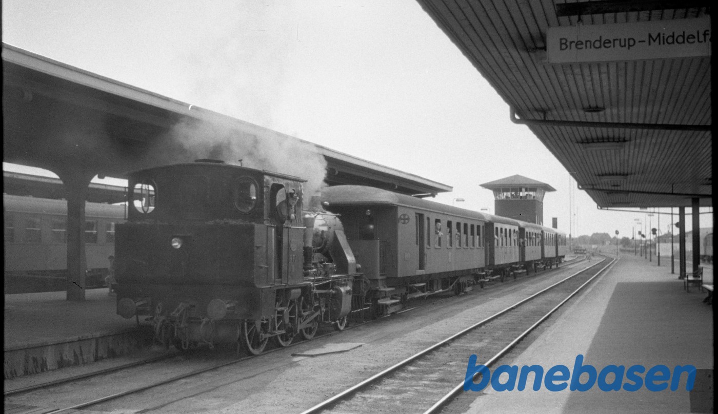 Damplokomotiv nr. 3 med skoleudflugtstog fra Fruens Bøge Damplokomotiv nr. 3 med skoleudflugtstog fra Fruens Bøge