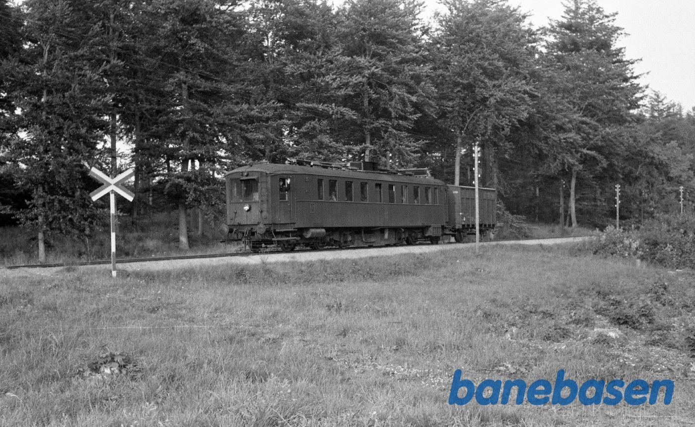 MD-motorvogn med blandettog fra Odense i Langesø-skoven MD-motorvogn med blandettog fra Odense i Langesø-skoven