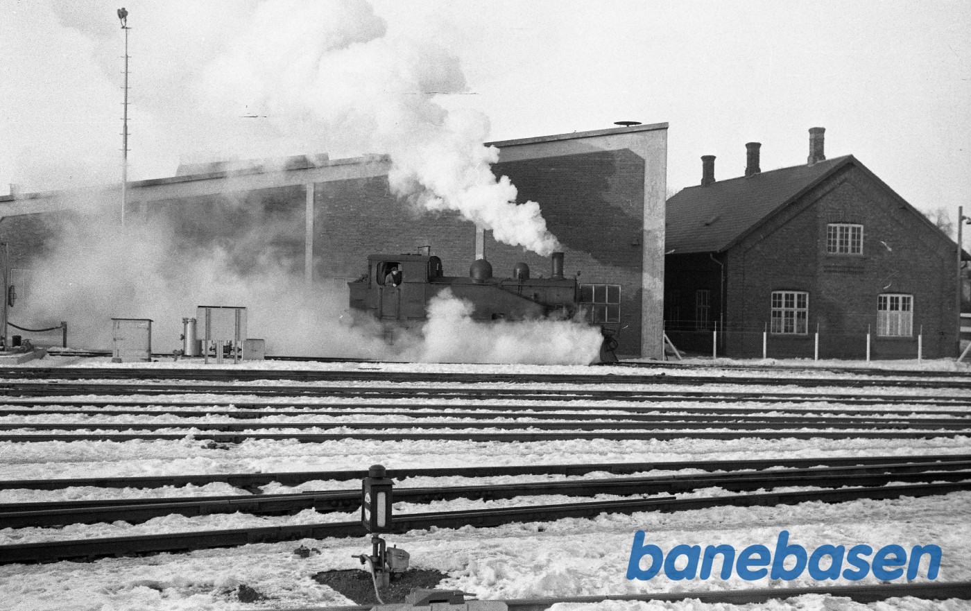 Damplokomotiv nr. 14 rangerer ved remisen Damplokomotiv nr. 14 rangerer ved remisen