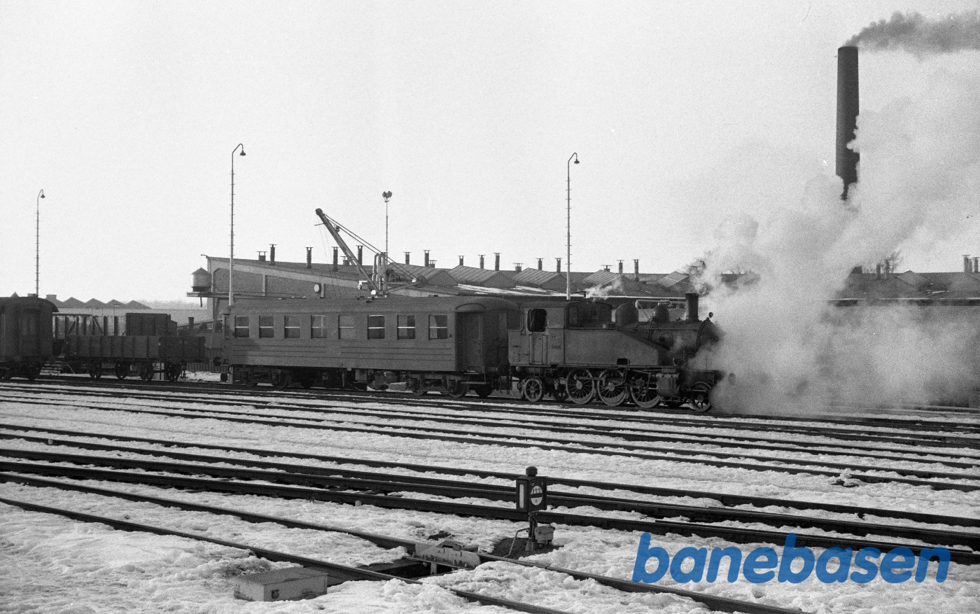 Damplokomotiv nr. 14 rangerer med OMB C 19 Damplokomotiv nr. 14 rangerer med OMB C 19