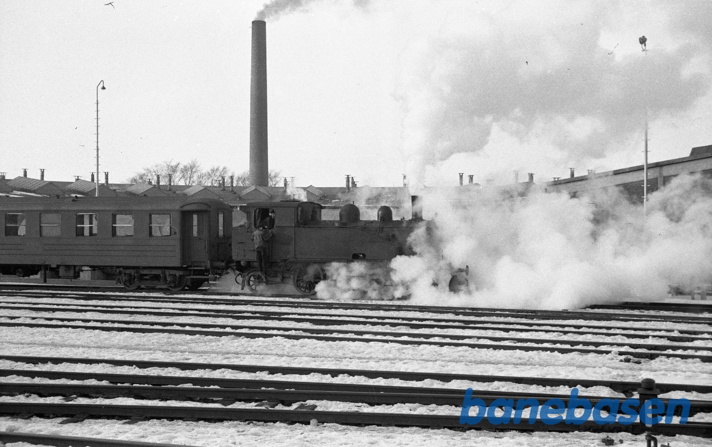 Damplokomotiv nr. 14 rangerer med OMB C 19 Damplokomotiv nr. 14 rangerer med OMB C 19