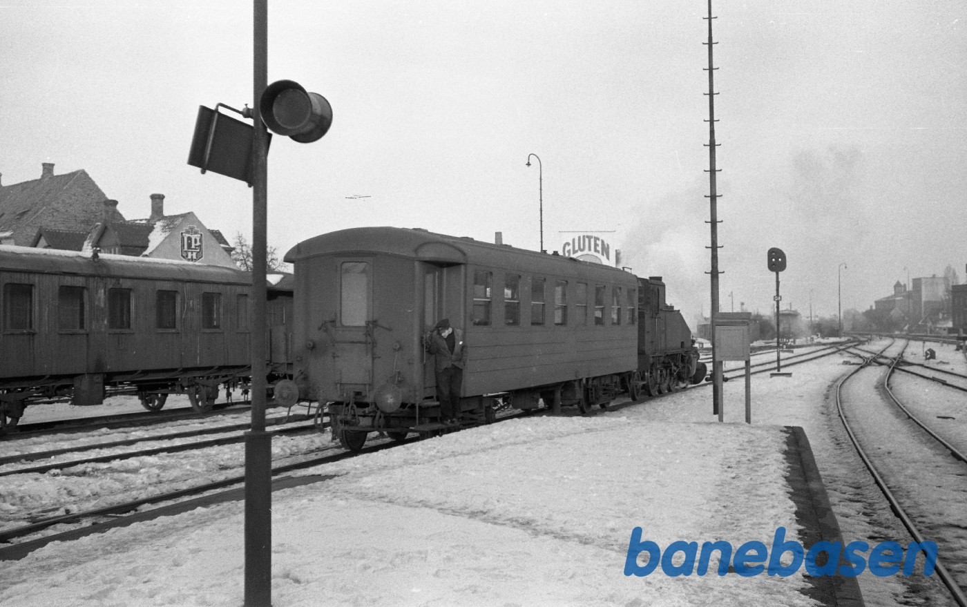 Damplokomotiv nr. 14 rangerer med OMB C 19 Damplokomotiv nr. 14 rangerer med OMB C 19