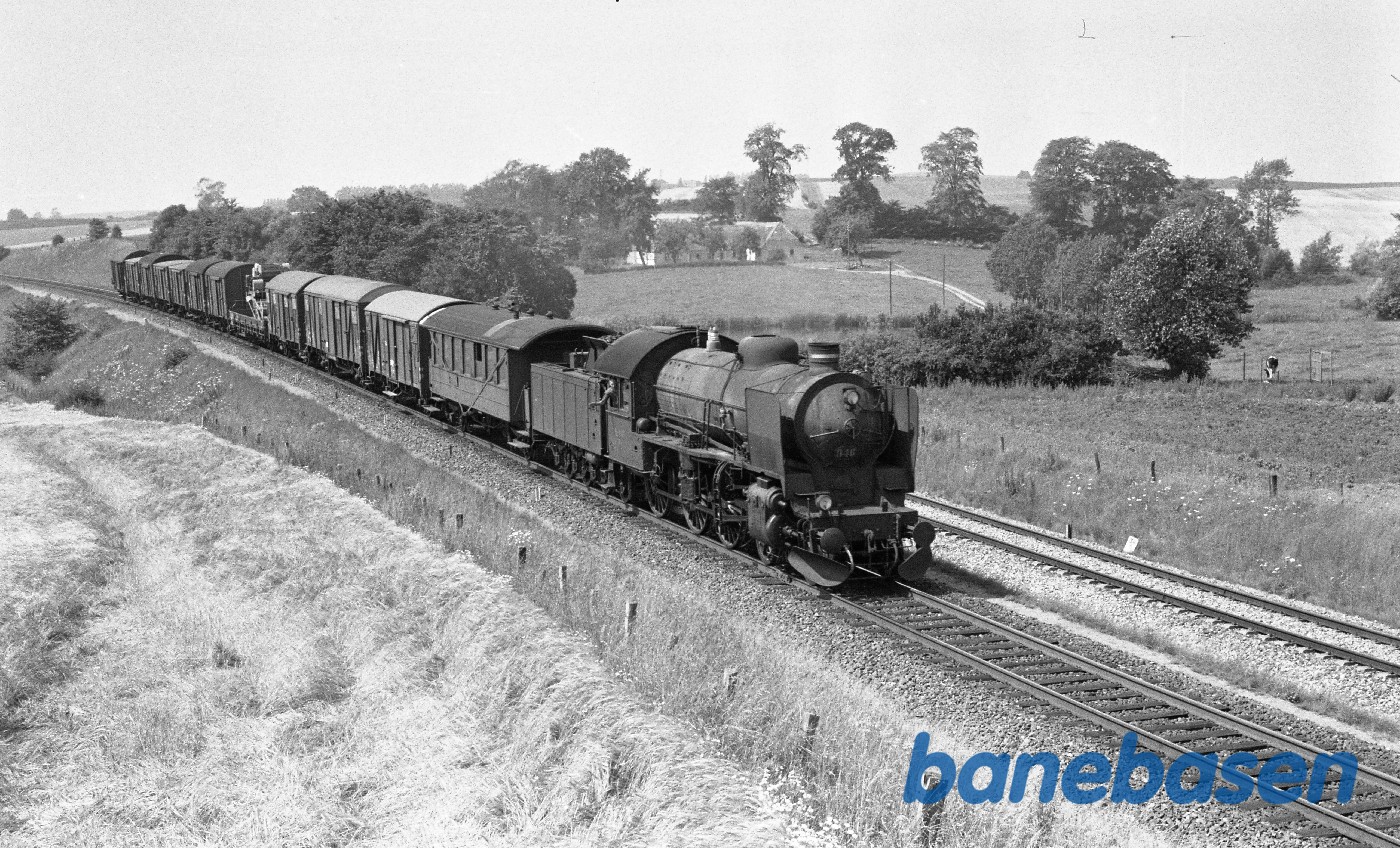 R 946 med godstog fra Fredericia ved Elmelund R 946 med godstog fra Fredericia ved Elmelund