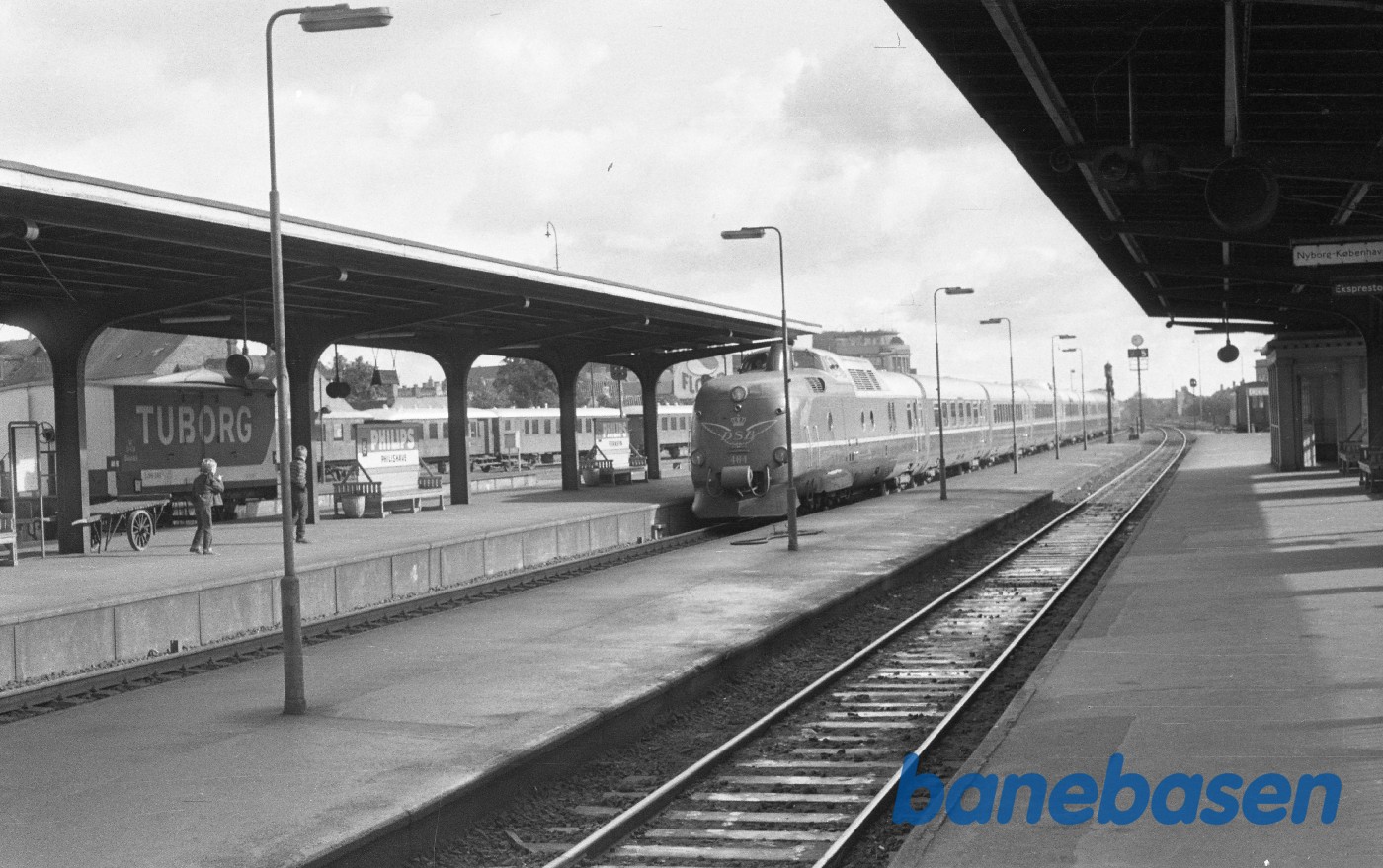 MA 464 med 8-vogns lyntog fra Nyborg MA 464 med 8-vogns lyntog fra Nyborg