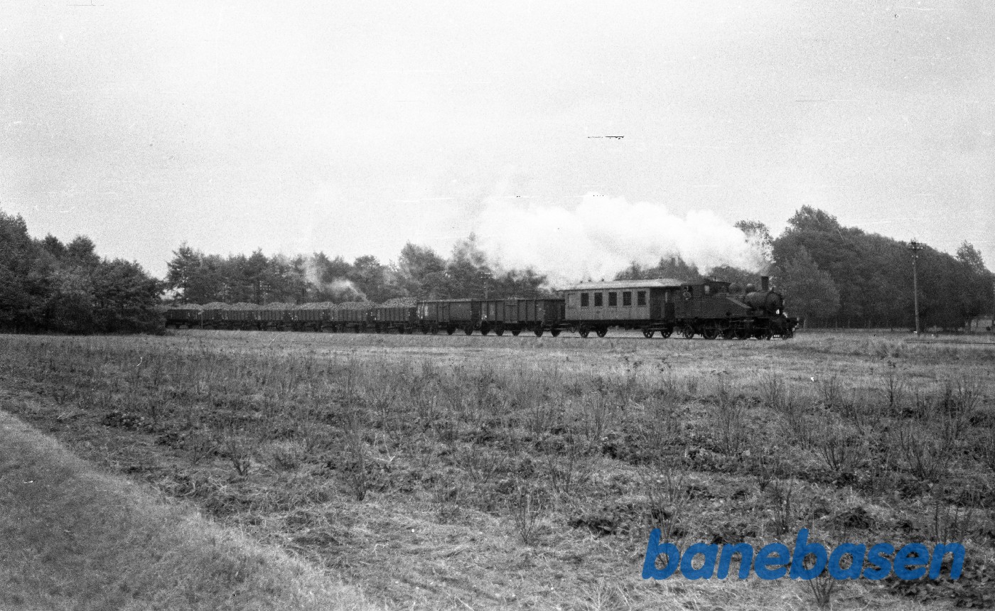 Damplokomotiv nr. 14 med roetog til Odense, kort efter Dræby Damplokomotiv nr. 14 med roetog til Odense, kort efter Dræby