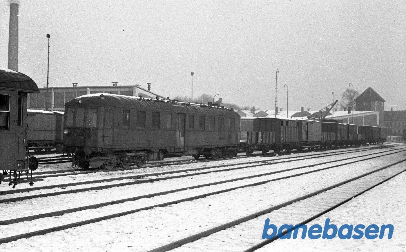 Udrangeret MP 545 hensat sammen med udrangerede privatbanevogne Udrangeret MP 545 hensat sammen med udrangerede privatbanevogne