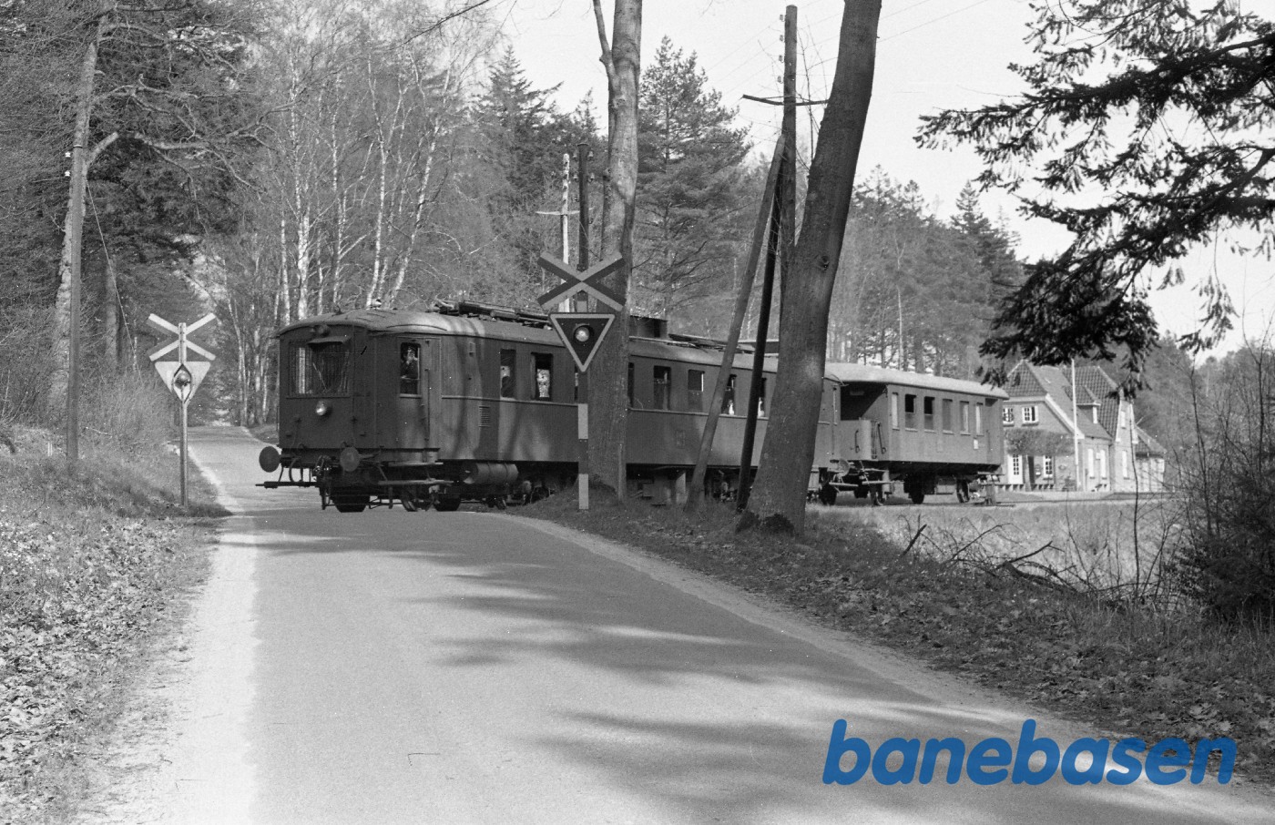 MD-motorvogn med persontog til Brenderup under udkørsel MD-motorvogn med persontog til Brenderup under udkørsel