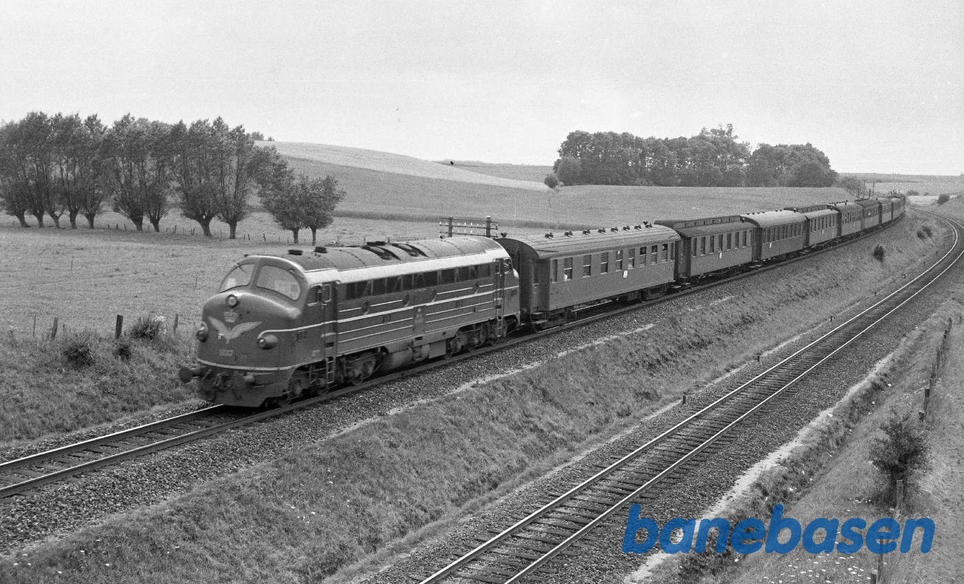 MY 1137 med persontog mod Odense ved Elmelund MY 1137 med persontog mod Odense ved Elmelund