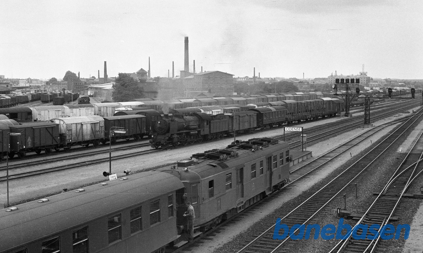 Vue over godsterræn, R 959 med godstog fra Fredericia Vue over godsterræn, R 959 med godstog fra Fredericia