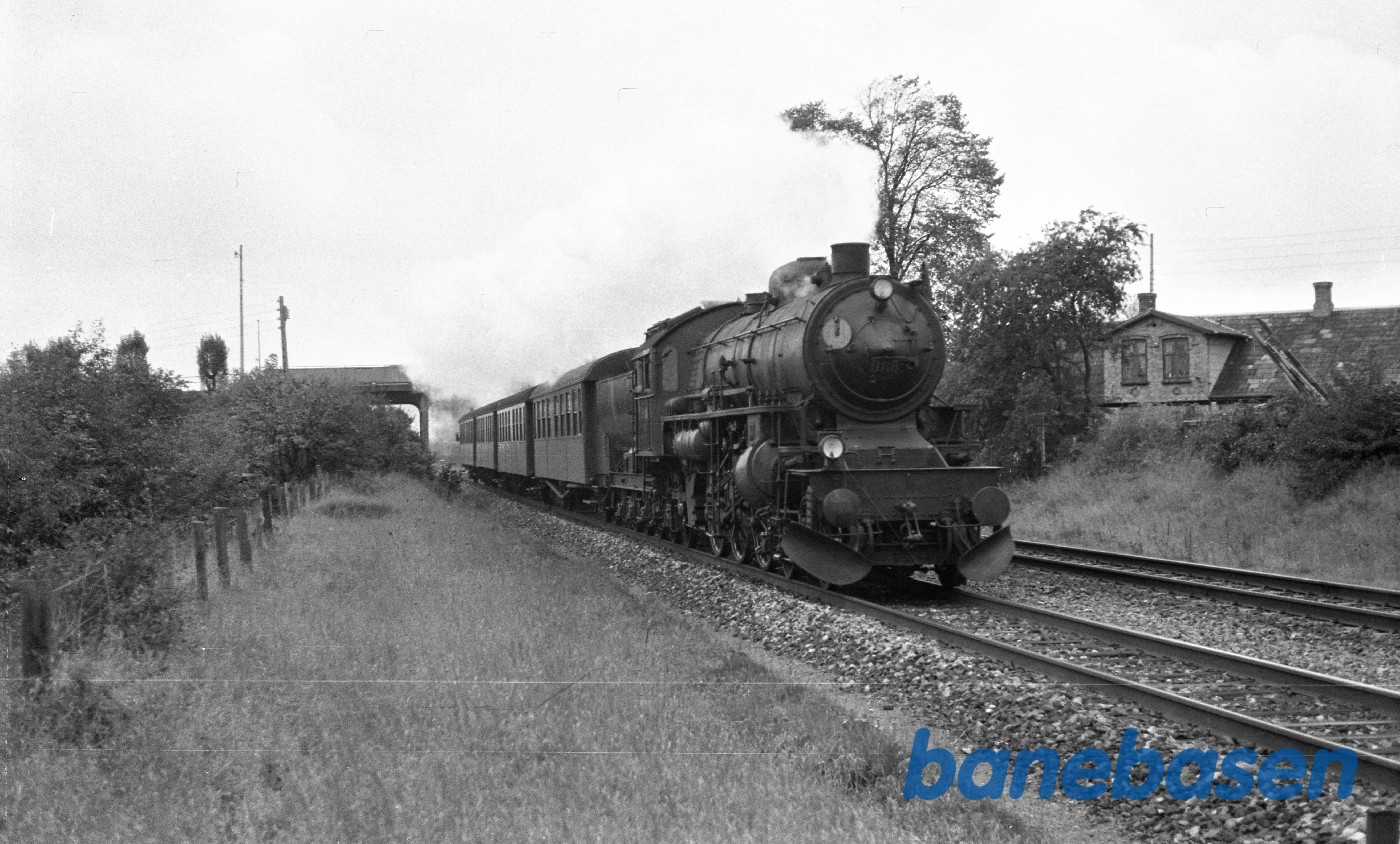 E 966 med persontog til Nyborg, kort efter Odense E 966 med persontog til Nyborg, kort efter Odense