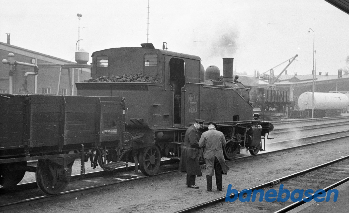 Damplokomotiv nr. 14 med godstog til Martofte, Togfører Sørensen og "lille Knud" Damplokomotiv nr. 14 med godstog til Martofte, Togfører Sørensen og "lille Knud"