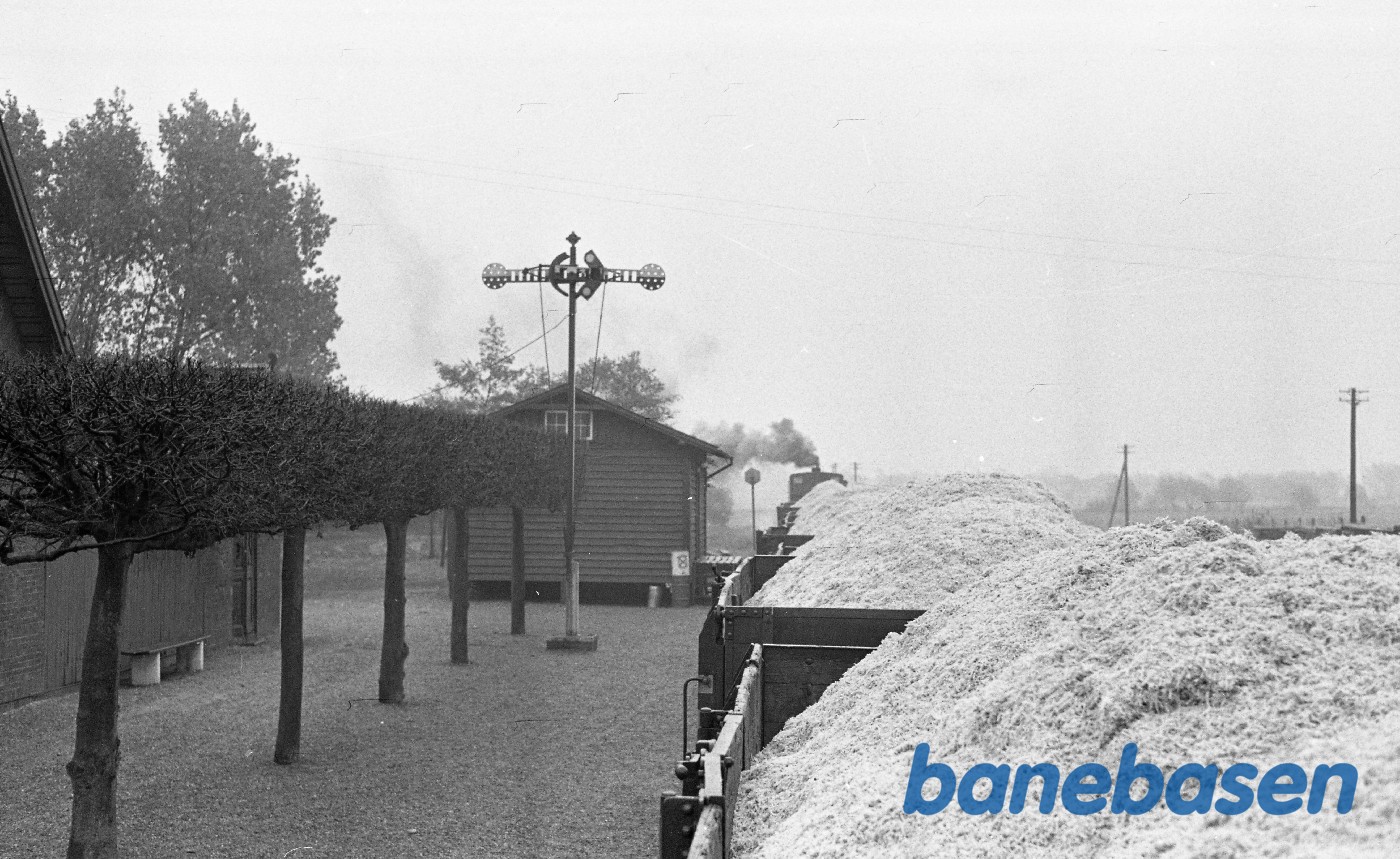 Damplokomotiv nr. 14 med godstog til Martofte , set fra togførervognens endeperron Damplokomotiv nr. 14 med godstog til Martofte , set fra togførervognens endeperron